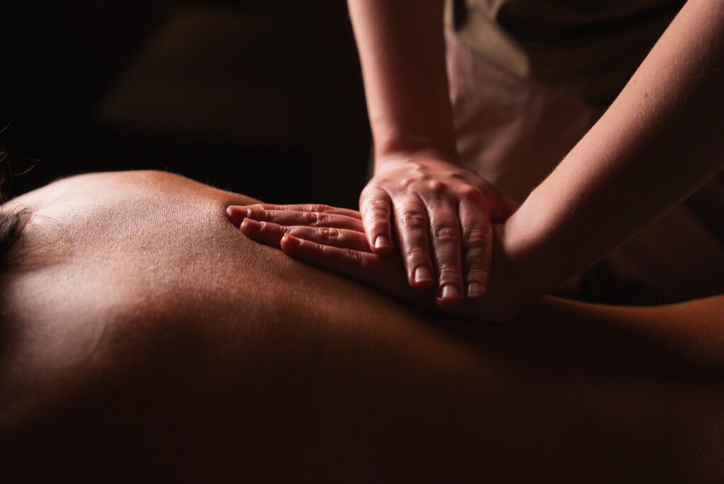 Masaż klasyczny a ból pleców – kiedy warto z niego skorzystać?